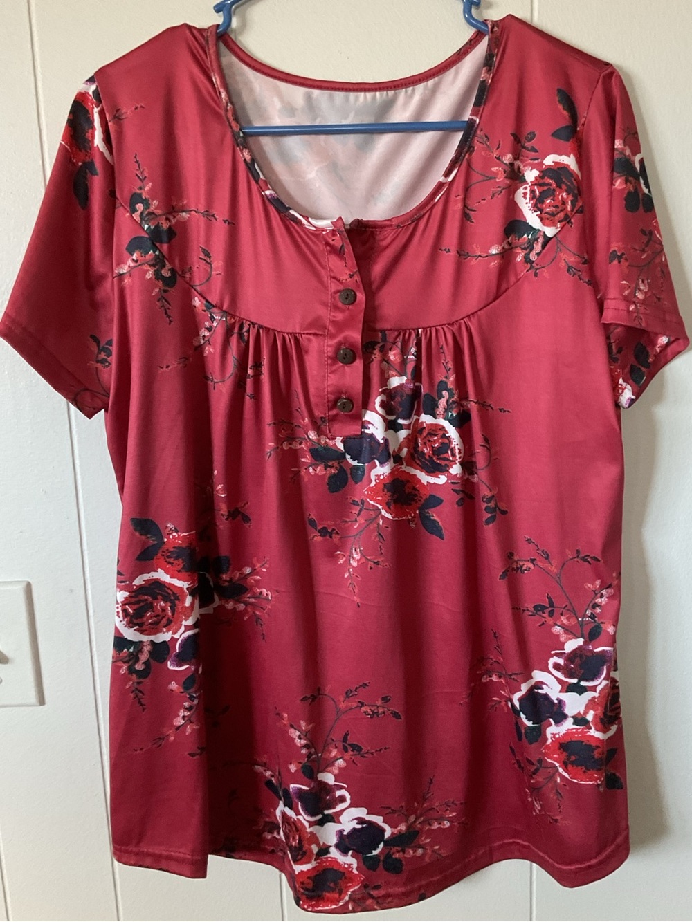 Women’s Red Floral Short Sleeve Top. Softly used. 2XL.